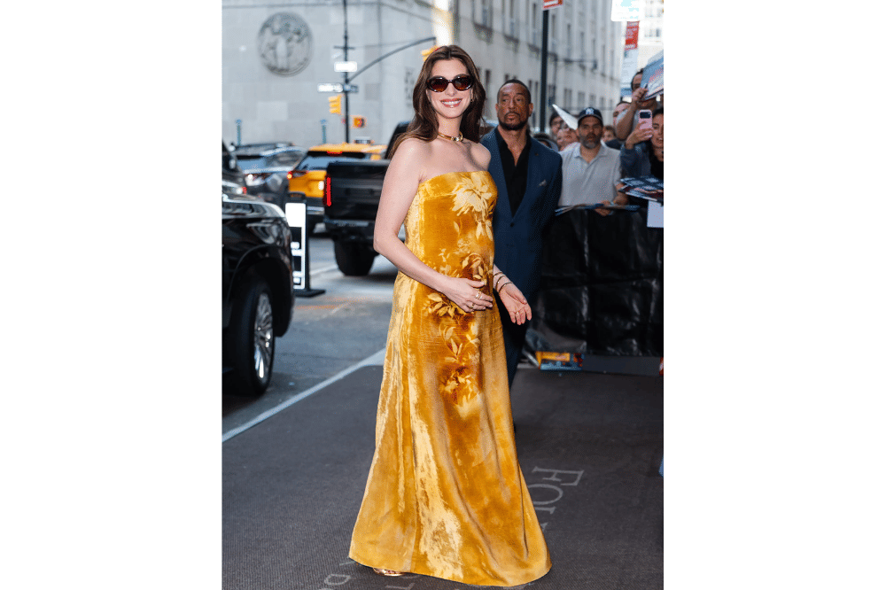 Foto Anne Hathaway pamer baby bump