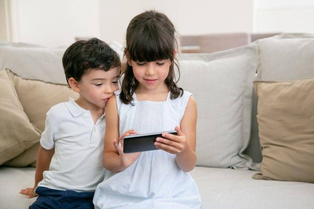 anak bermain gadget bersama