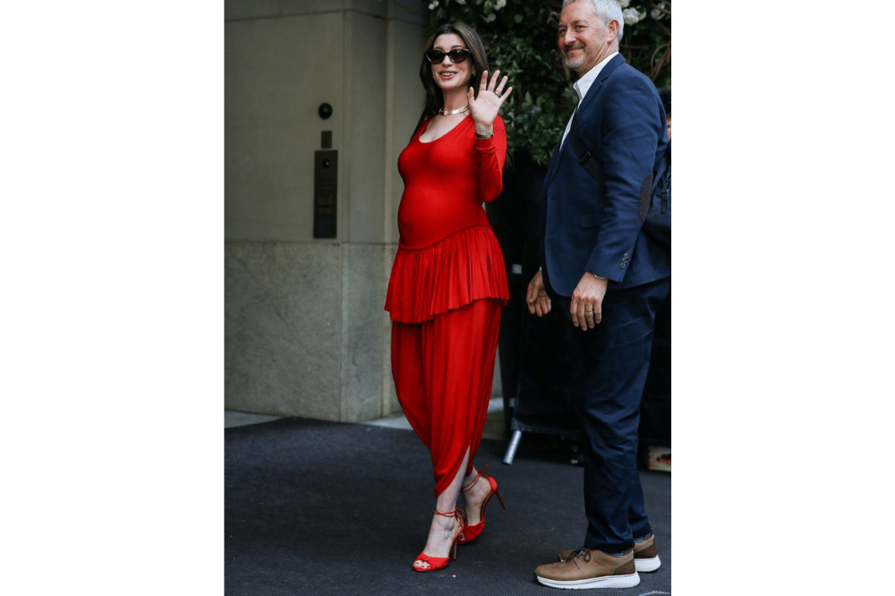 Foto Anne Hathaway pamer baby bump