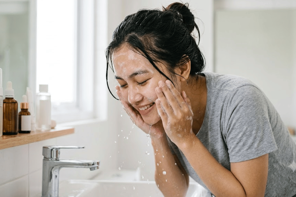 7 Rekomendasi Sabun Cuci Muka untuk Kulit Kering