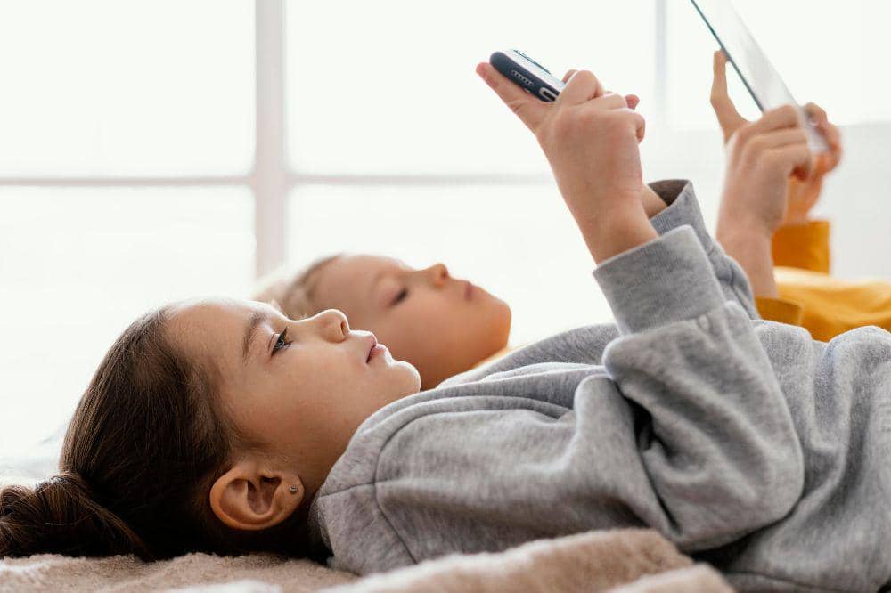 anak-anak sibuk dengan gadgetnya