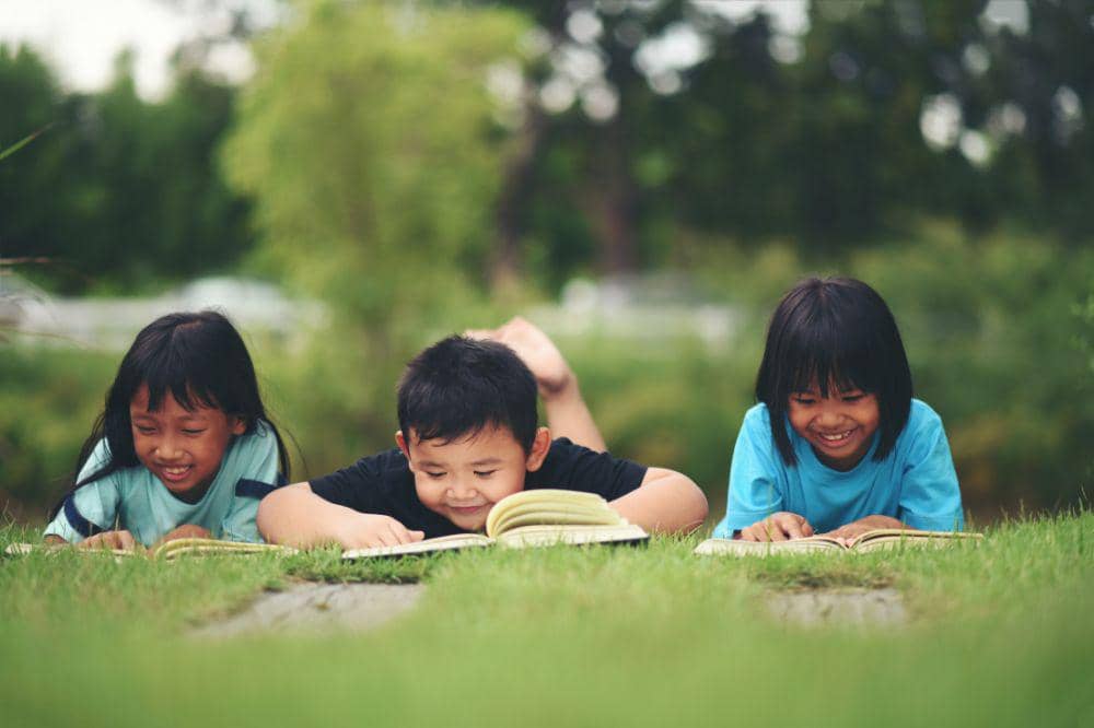 anak-anak membaca buku