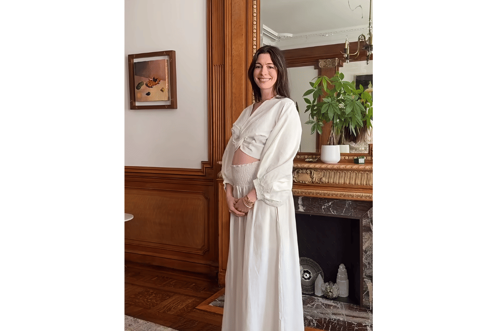Foto Anne Hathaway pamer baby bump