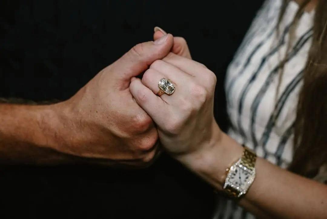 momen tunangan Taylor Swift dan Travis Kelce