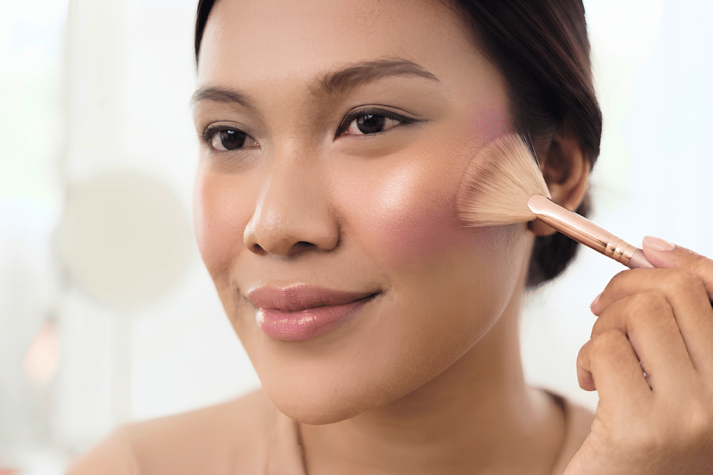 Kombinasikan dengan highlighter di atas tulang pipi