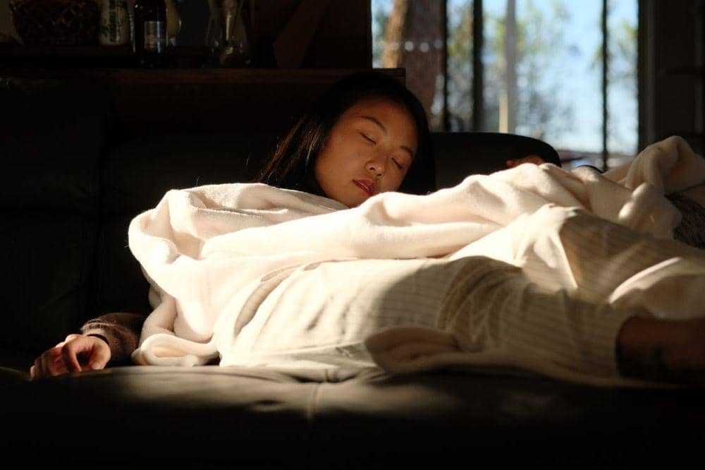 7 Ciri Kepribadian Orang yang Suka Tidur Siang, Apakah Introvert?