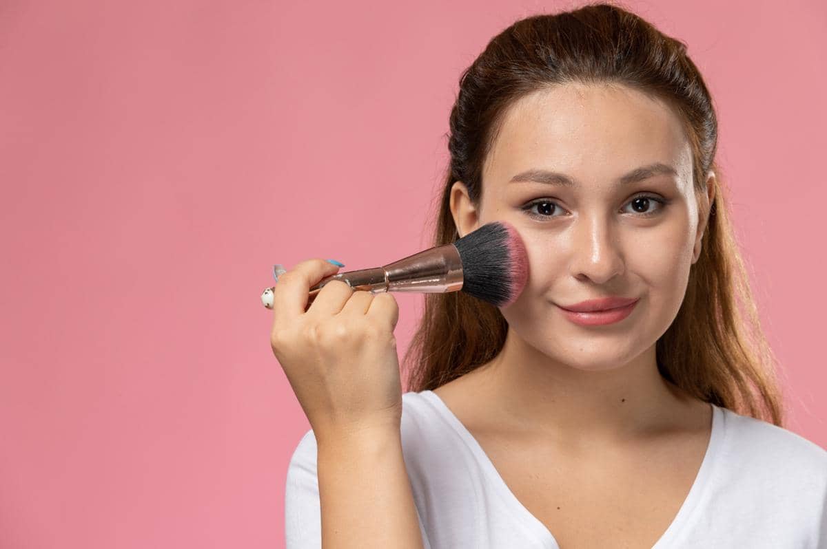 Terlihat lebih Tirus, 7 Tips Menggunakan Blush On untuk Wajah Kotak