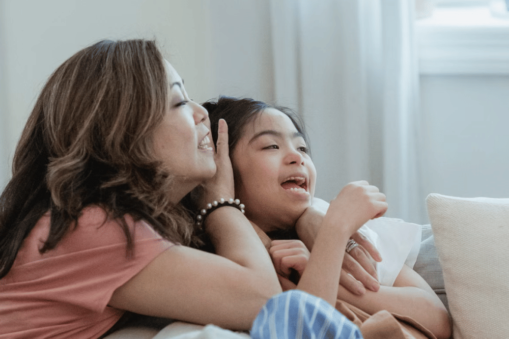 Kalimat yang bisa menguatkan ikatan emosional dengan anak yaitu temani anak ketika sedang kesulitan