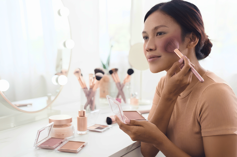 Tips Pakai Blush On untuk Wajah Bulat, Tampil Tirus Seketika!