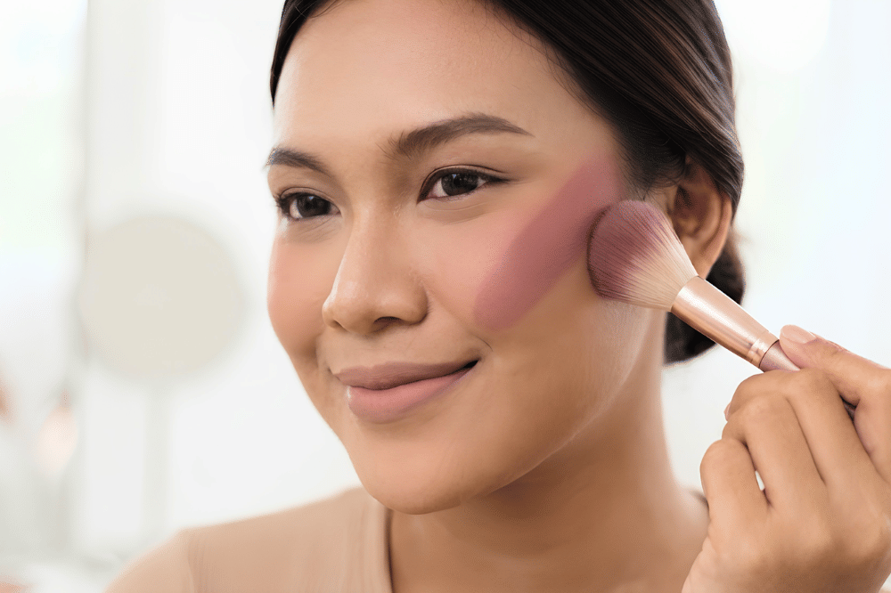 Gunakan teknik blush on berbentuk vertikal