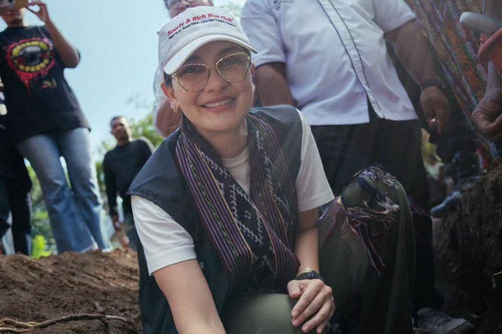 luna maya bangun sekolah di NTT