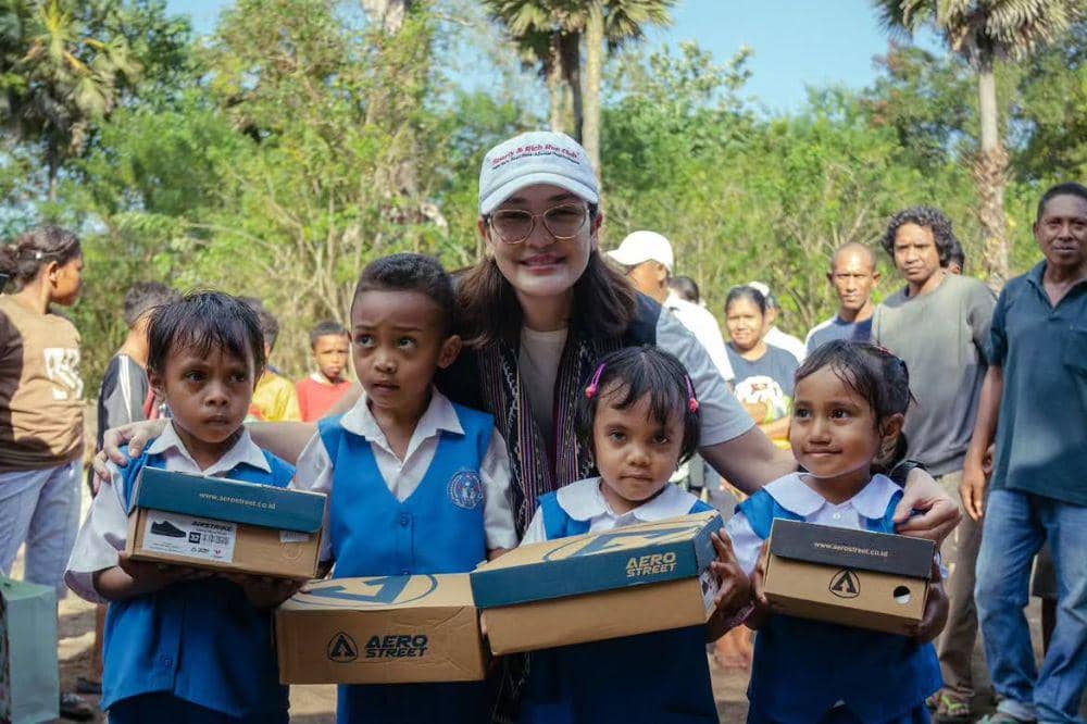 luna maya bangun sekolah di NTT 