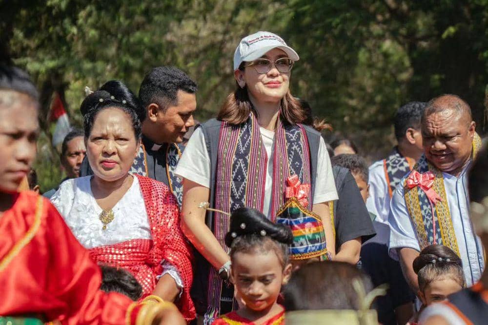 luna maya bangun sekolah di NTT 