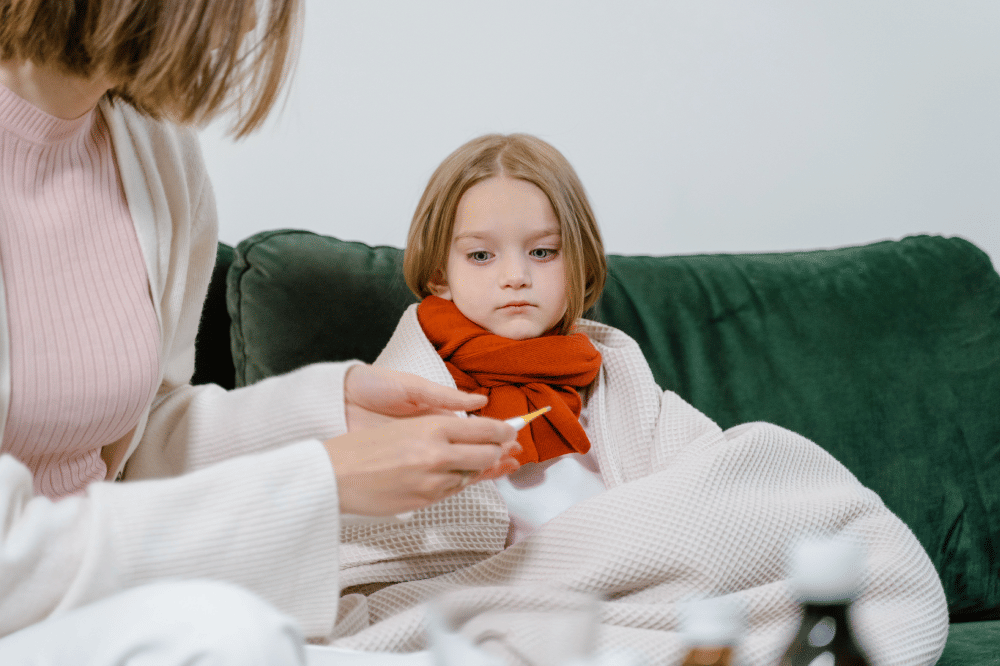 Anak sedang mengalami gejala flu dan batuk pilek