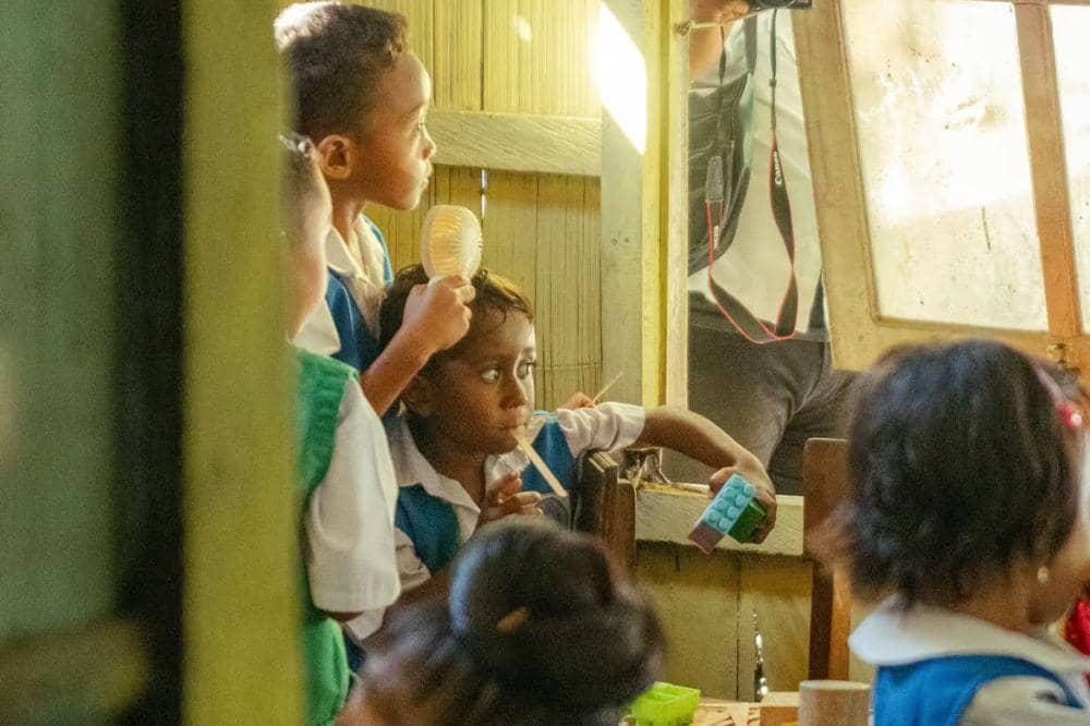 luna maya bangun sekolah di NTT 