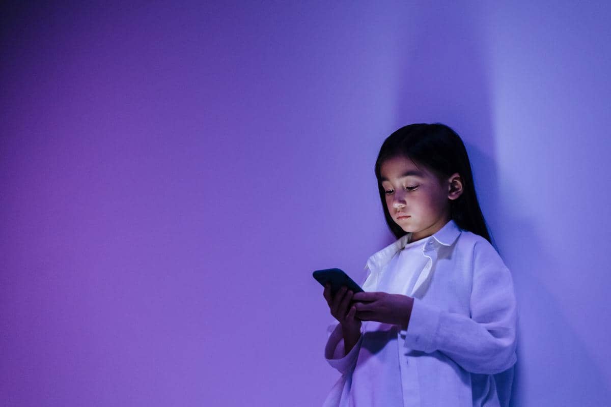 Ajarkan anak untuk membatasi informasi rahasia pada orang asing