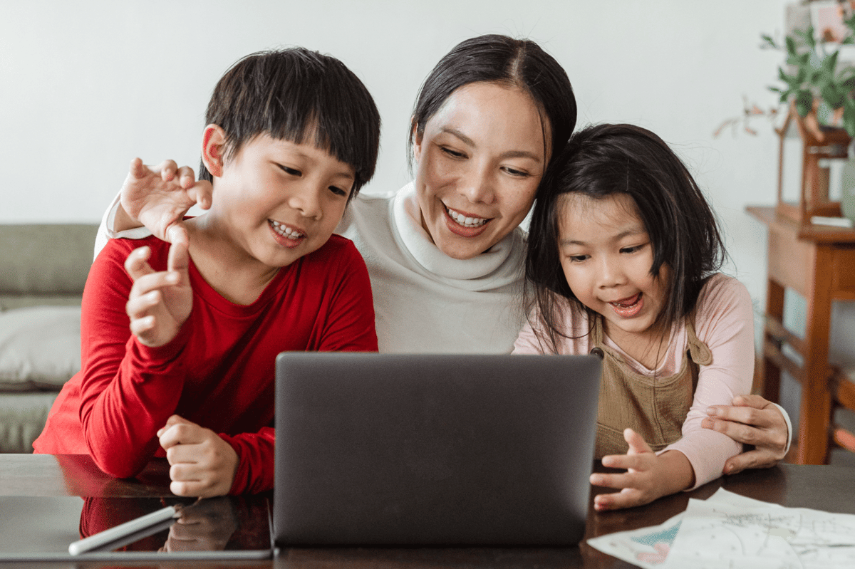 Mama sedang membimbing anak melihat laptop
