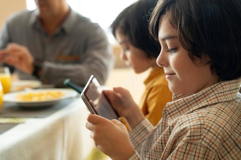 Tanda child grooming komunikasi intens dengan anak