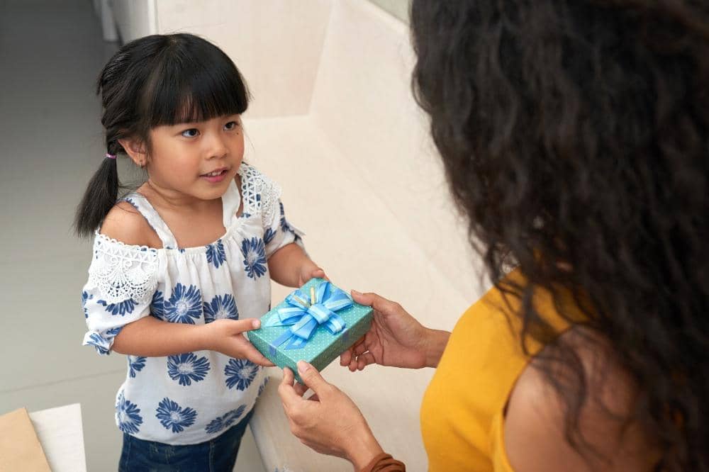 Tanda child grooming memberi hadiah untuk