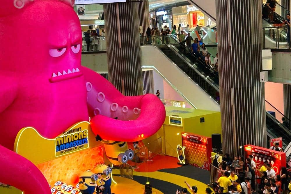 Inflatable gurita pink raksasa setinggi 10 meter di area Meet & Greet Minions & Monsters Lippo Mall Puri.