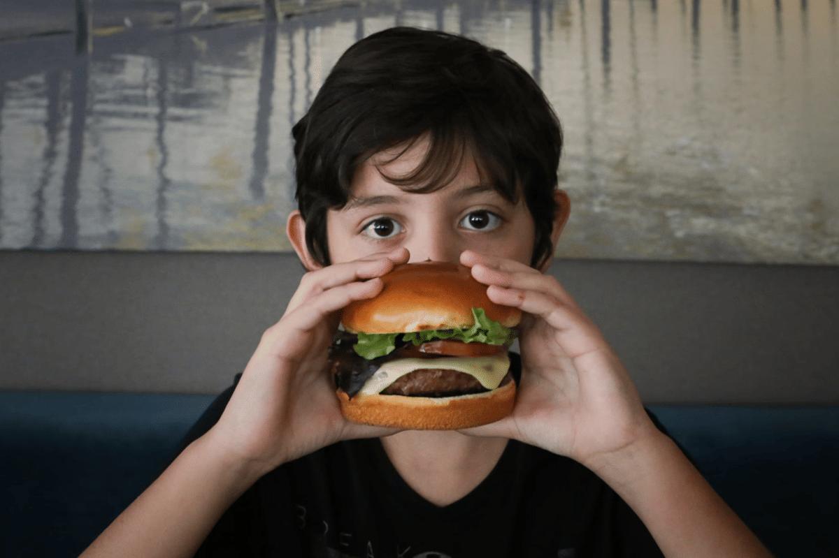 Salah satu jenis makanan yang bisa mempercepat pubertas dini anak yaitu fast food