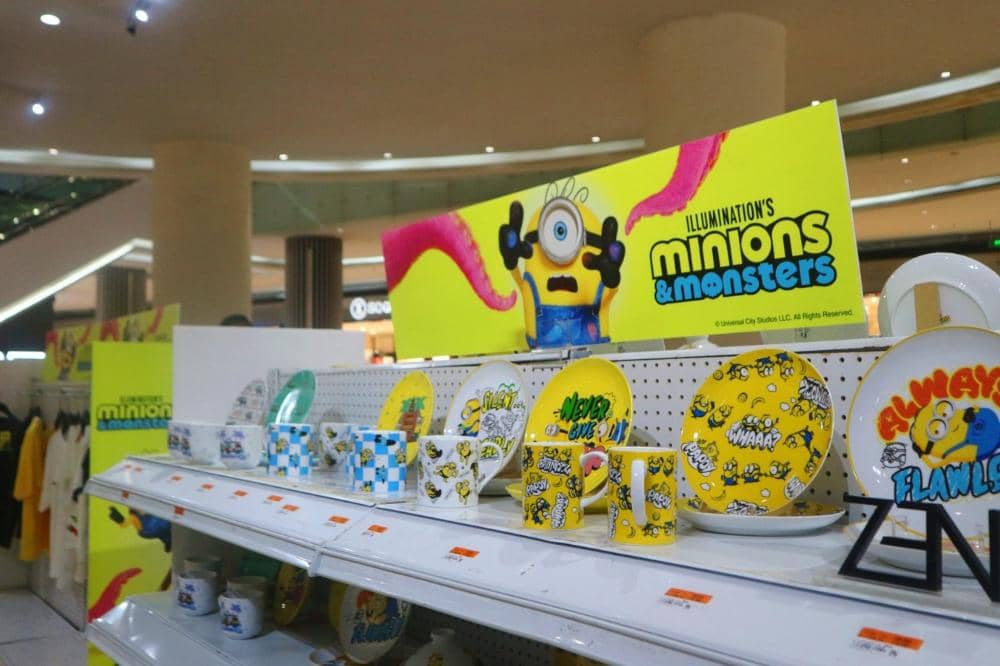 Merchandise eksklusif Minions & Monsters di area retail Lippo Mall Puri