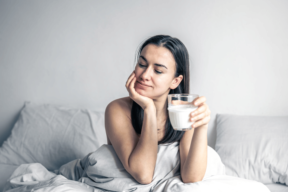 Minum minuman hangat yang menenangkan