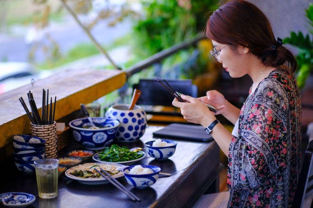 Makan sendirian di restoran