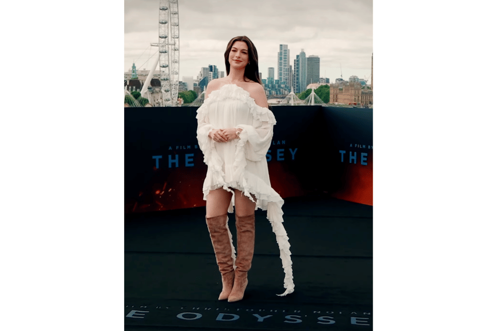 Foto Anne Hathaway pamer baby bump saat promo The Odyssey