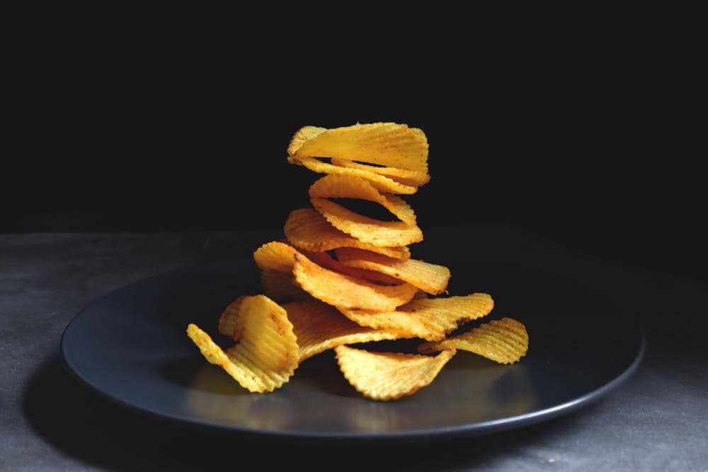 Jenis makanan seperti keripik kentang yang perlu dibatasi agar ginjal anak tetap sehat