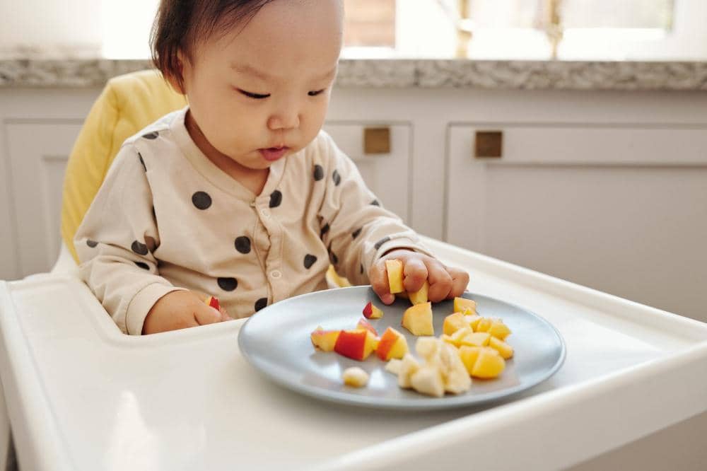 Anak lahap memakan buah