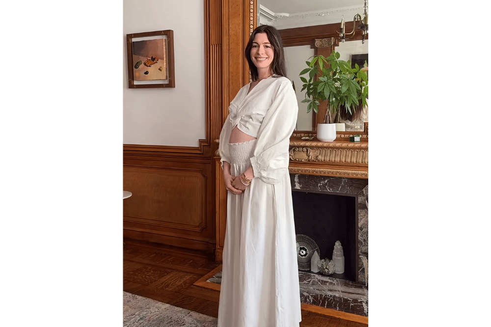 Foto Anne Hathaway pamer baby bump saat promo The Odyssey