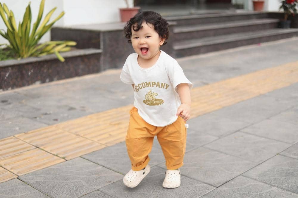 Anak yang sedang aktif bergerak dengan penuh energi dan keceriaan