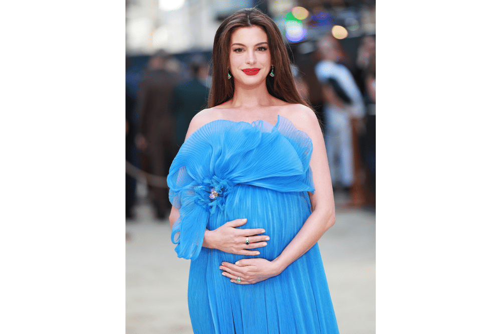 Foto Anne Hathaway pamer baby bump saat promo The Odyssey