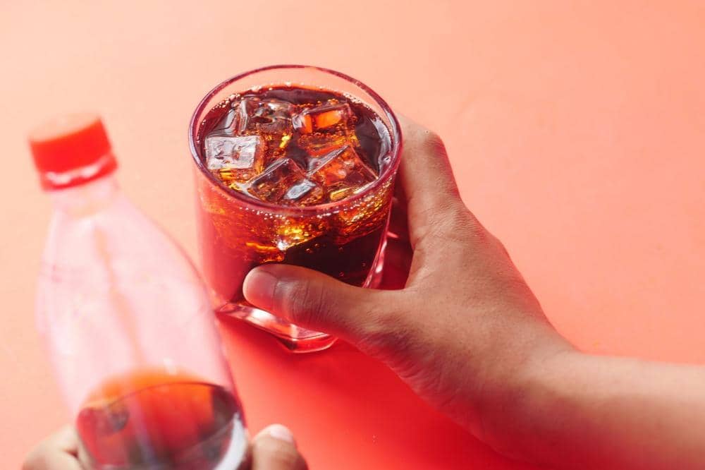 Jenis makanan seperti minuman soda yang perlu dibatasi agar ginjal anak tetap sehat