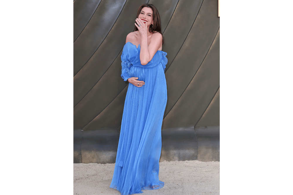 Foto Anne Hathaway pamer baby bump saat promo The Odyssey