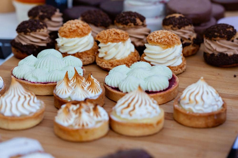 Jenis makanan seperti pastry manis yang perlu dibatasi agar ginjal anak tetap sehat