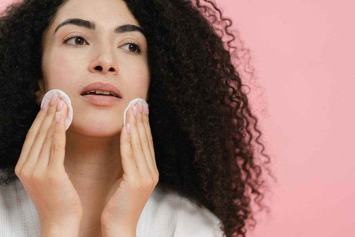 Berikan hidrasi dengan toner atau essence