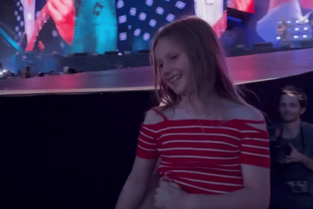 Momen Adam Levine dan anak saat konser