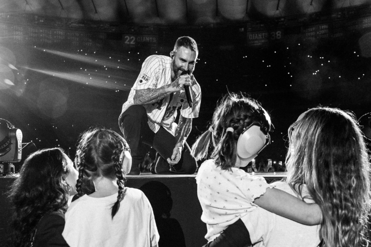Anak Adam Levine menonton konser bersama