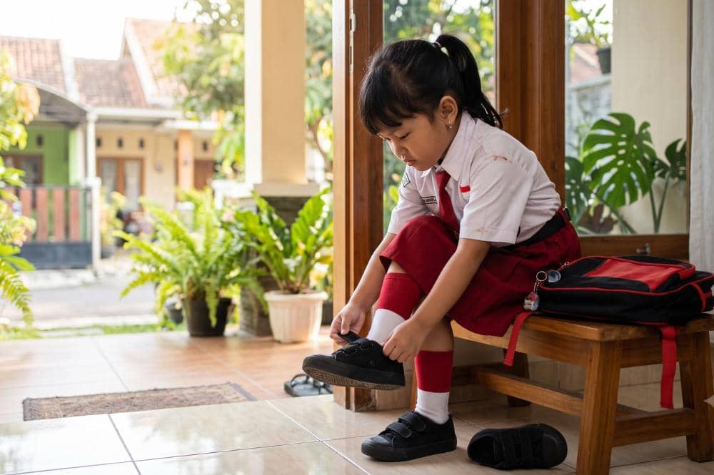 Persiapan sebelum masuk sekolah anak mama sedang belajar memakai sepatu