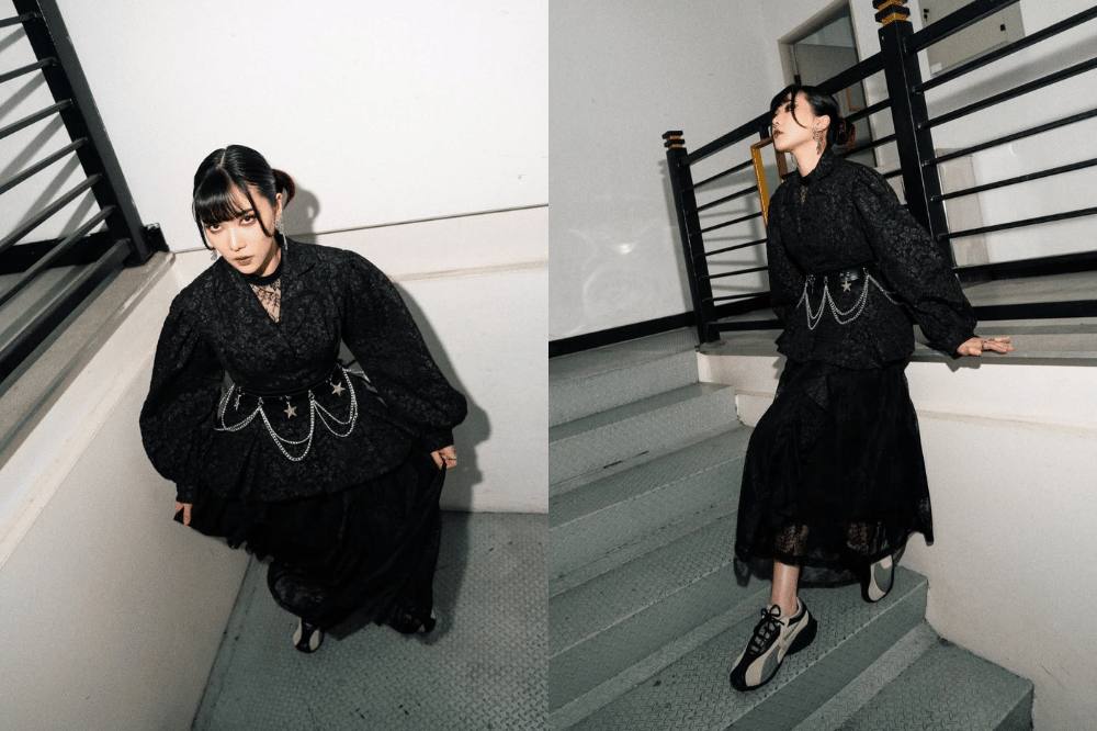 Gaun lace hitam dengan aksen transparan