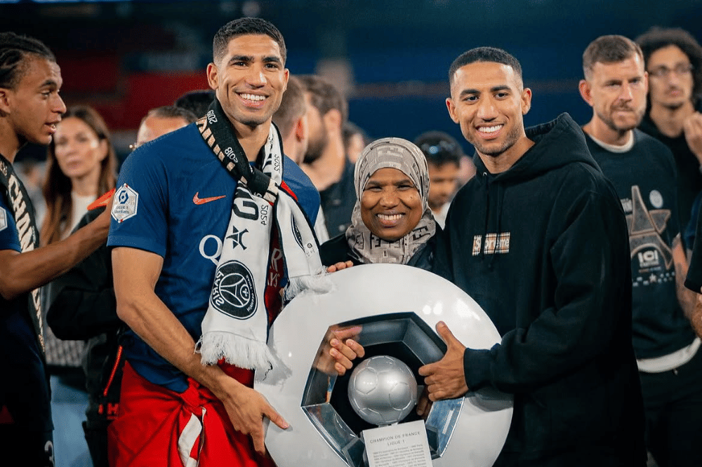 Achraf Hakimi dengan keluarga