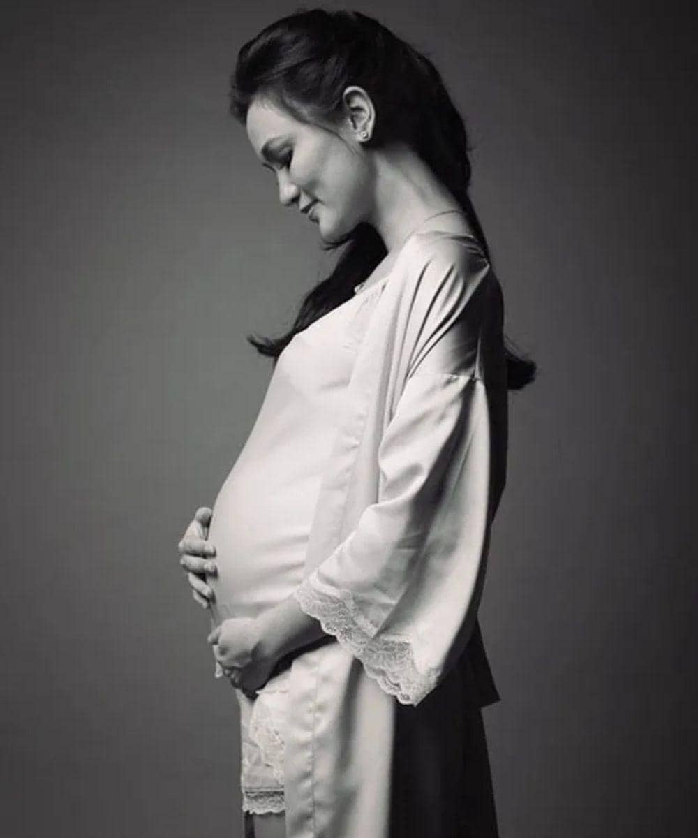 Inspirasi maternity shoot di rumah