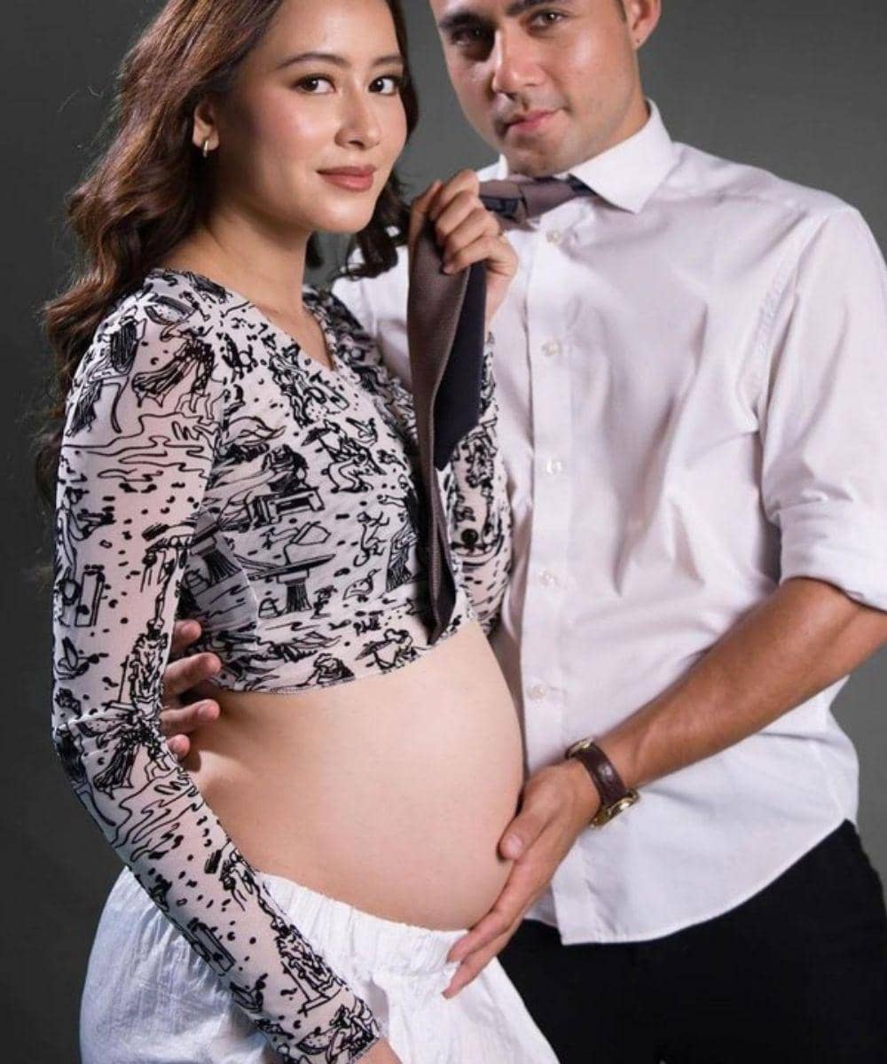Inspirasi maternity shoot di rumah
