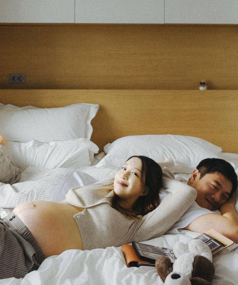 Inspirasi maternity shoot di rumah