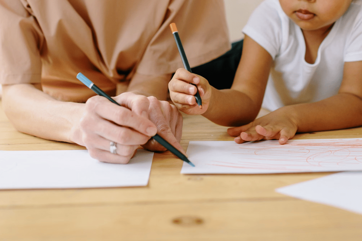 Ada tantangan lain yang membuat anak masih kesulitan memegang pensil