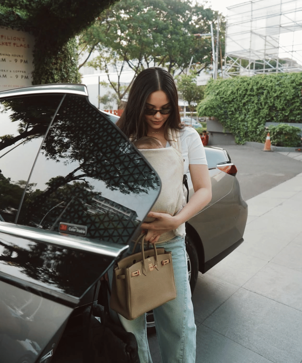 Tas tangan berukuran medium yang elegan
