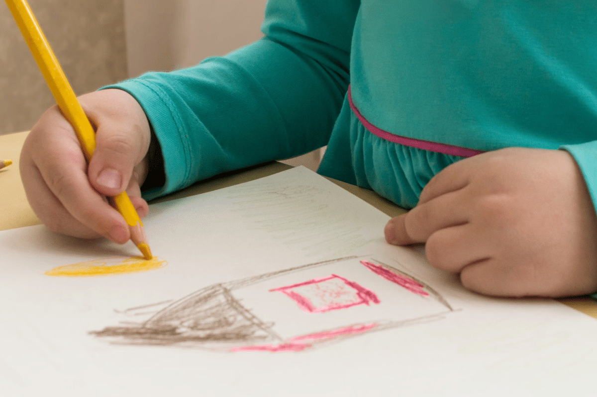 Anak usia 5 tahun masih sulit pegang pensil karena otot jari belum berkembang optimal