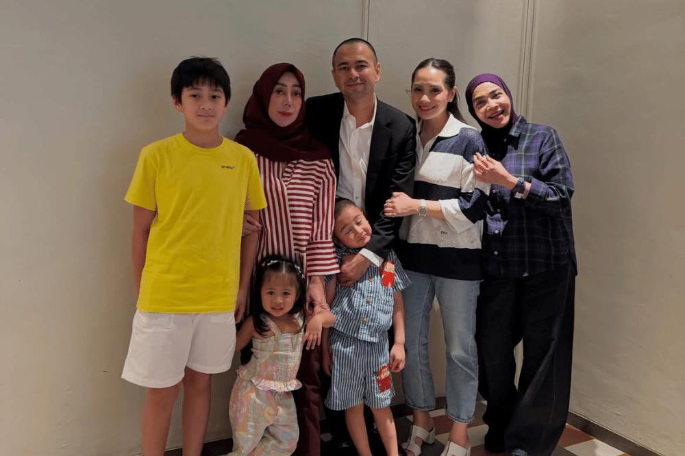 Raffi Ahmad bersama keluarga